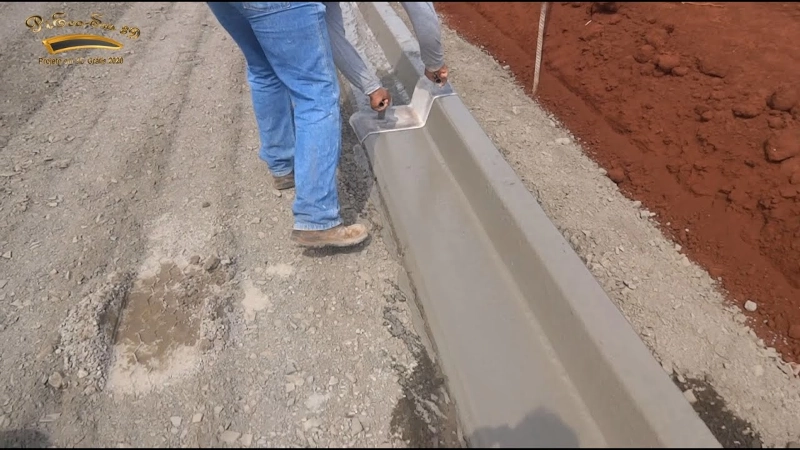 Execução de guias e sarjetas para infraestrutura viária e obras urbanas - MAQUIPAV