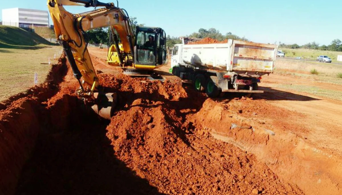 Terraplanagem e preparação de terreno para obras de infraestrutura - MAQUIPAV